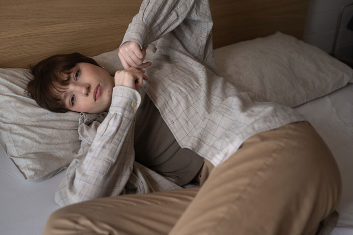 Sister Lets Scared 9YO Bro Sleep In Her Bed, Her Mom’s Reaction Leaves People Speechless