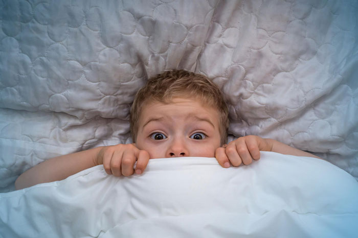 Sister Lets Scared 9YO Bro Sleep In Her Bed, Her Mom’s Reaction Leaves People Speechless