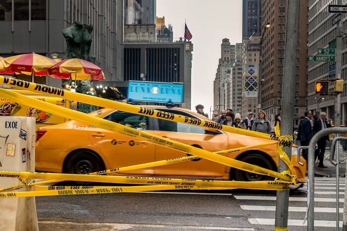 25 Stunning Street Scenes From The Artist Gallery&rsquo;s 2026 Photography Contest That Find Beauty In Ordinary Moments