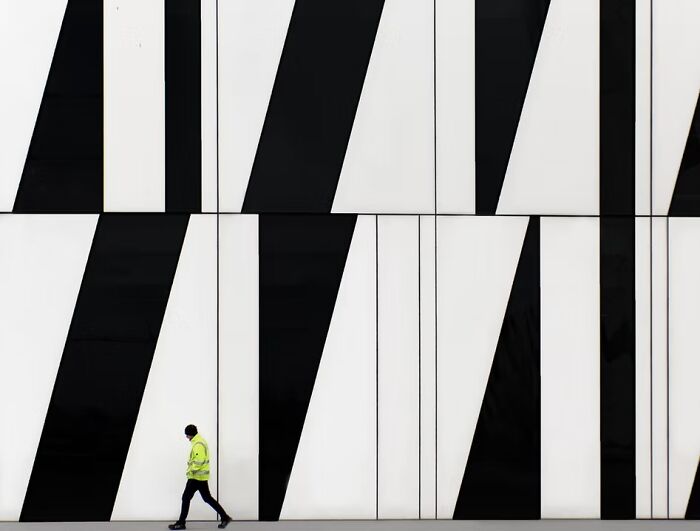 25 Stunning Street Scenes From The Artist Gallery&rsquo;s 2026 Photography Contest That Find Beauty In Ordinary Moments
