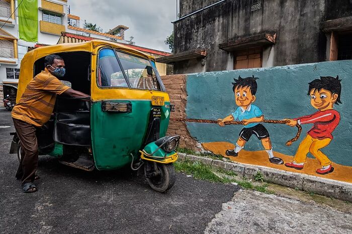 25 Stunning Street Scenes From The Artist Gallery&rsquo;s 2026 Photography Contest That Find Beauty In Ordinary Moments
