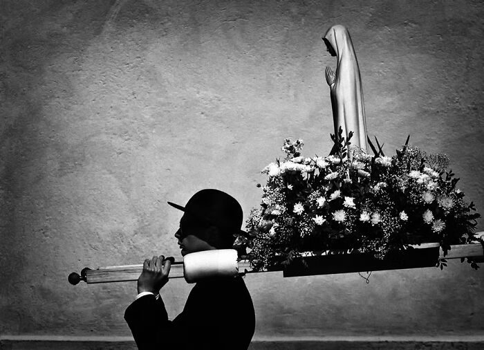 25 Stunning Street Scenes From The Artist Gallery&rsquo;s 2026 Photography Contest That Find Beauty In Ordinary Moments