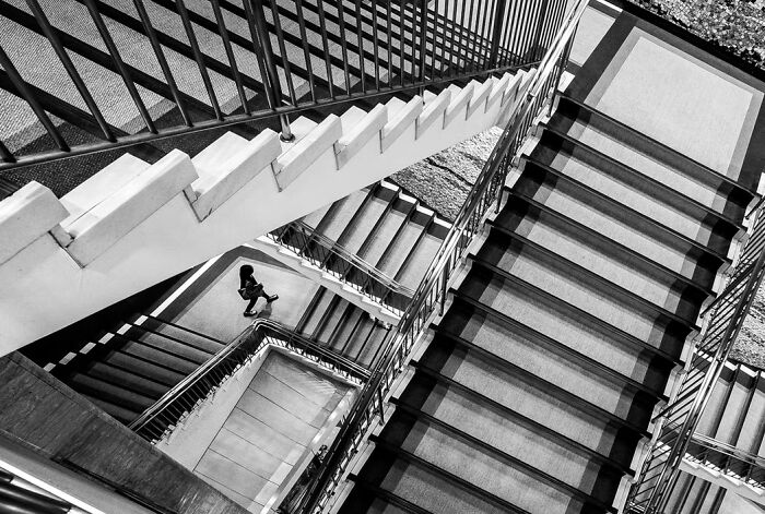 25 Stunning Street Scenes From The Artist Gallery&rsquo;s 2026 Photography Contest That Find Beauty In Ordinary Moments