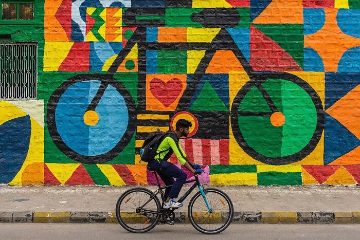 25 Stunning Street Scenes From The Artist Gallery&rsquo;s 2026 Photography Contest That Find Beauty In Ordinary Moments