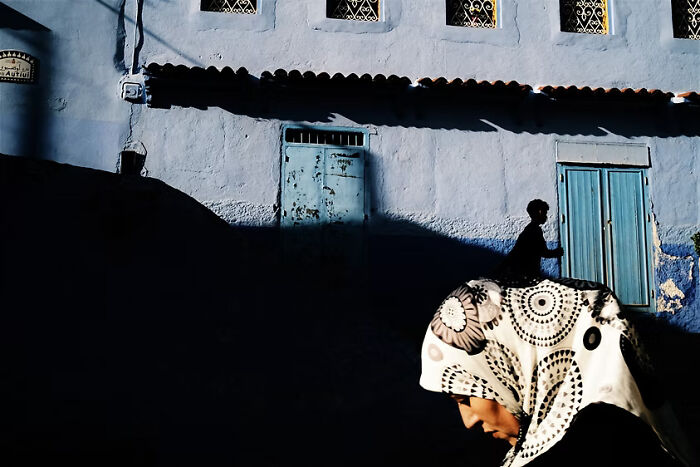 25 Stunning Street Scenes From The Artist Gallery&rsquo;s 2026 Photography Contest That Find Beauty In Ordinary Moments