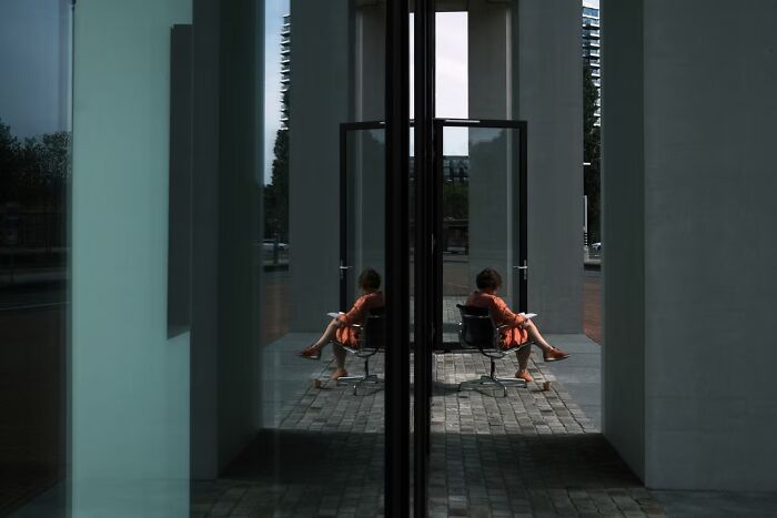 25 Stunning Street Scenes From The Artist Gallery&rsquo;s 2026 Photography Contest That Find Beauty In Ordinary Moments