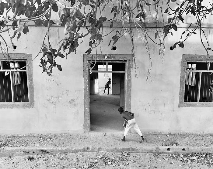 25 Stunning Street Scenes From The Artist Gallery&rsquo;s 2026 Photography Contest That Find Beauty In Ordinary Moments