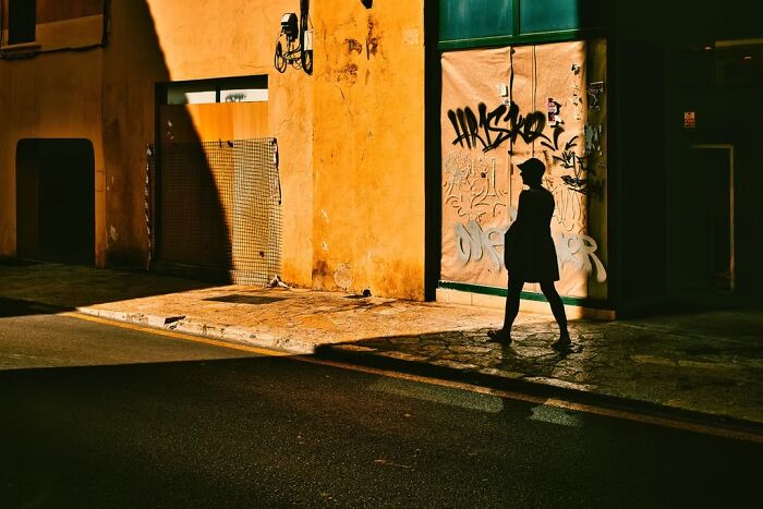 25 Stunning Street Scenes From The Artist Gallery&rsquo;s 2026 Photography Contest That Find Beauty In Ordinary Moments