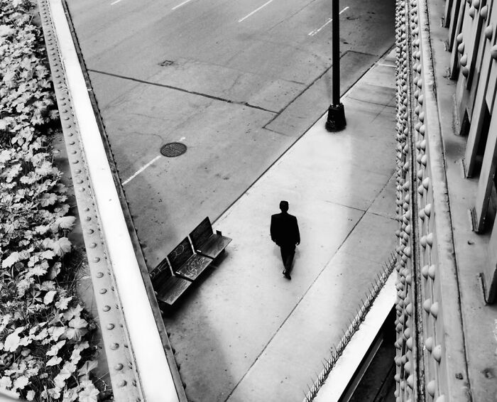 25 Stunning Street Scenes From The Artist Gallery&rsquo;s 2026 Photography Contest That Find Beauty In Ordinary Moments