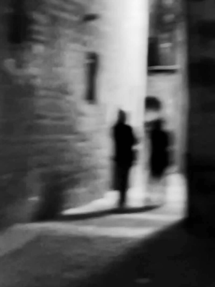 25 Stunning Street Scenes From The Artist Gallery&rsquo;s 2026 Photography Contest That Find Beauty In Ordinary Moments