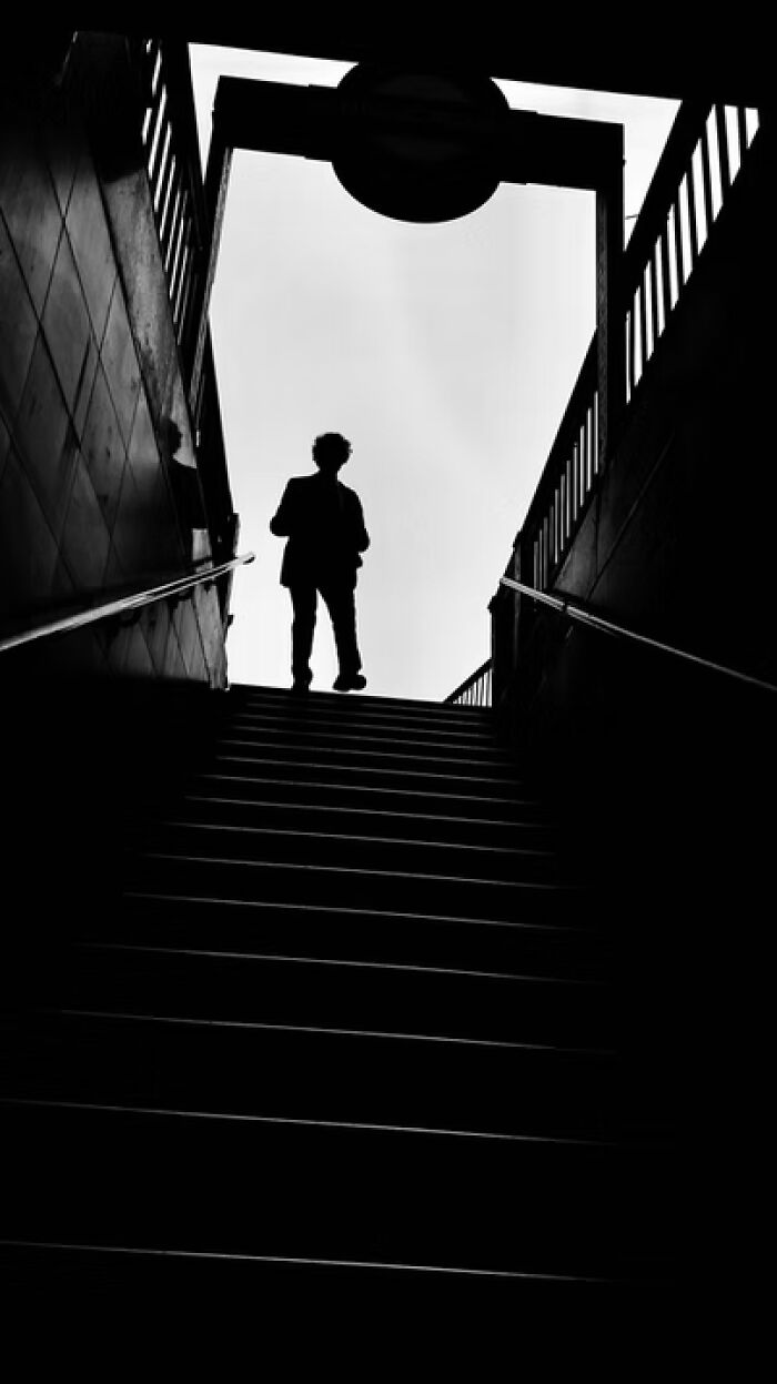 25 Stunning Street Scenes From The Artist Gallery&rsquo;s 2026 Photography Contest That Find Beauty In Ordinary Moments