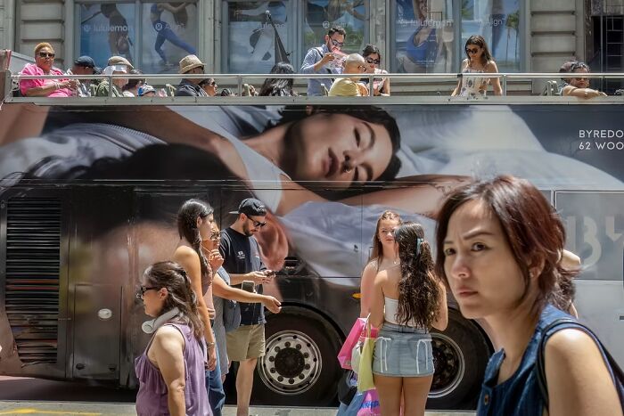 25 Stunning Street Scenes From The Artist Gallery&rsquo;s 2026 Photography Contest That Find Beauty In Ordinary Moments