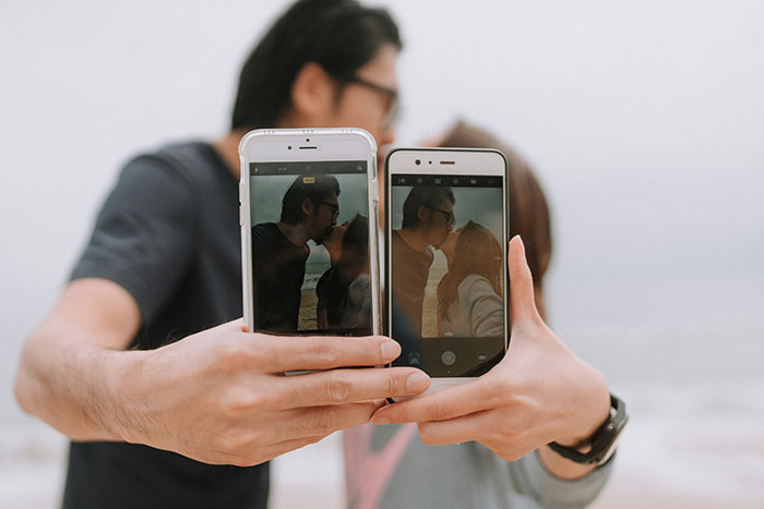 “Textlationships&rdquo;: Are We Replacing Real Intimacy With Constant Messaging?
