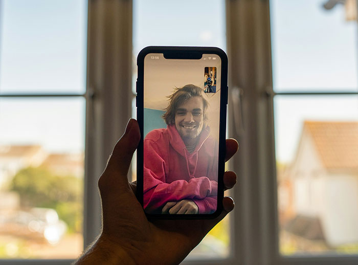 “Textlationships&rdquo;: Are We Replacing Real Intimacy With Constant Messaging?
