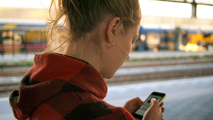 “Textlationships&rdquo;: Are We Replacing Real Intimacy With Constant Messaging?