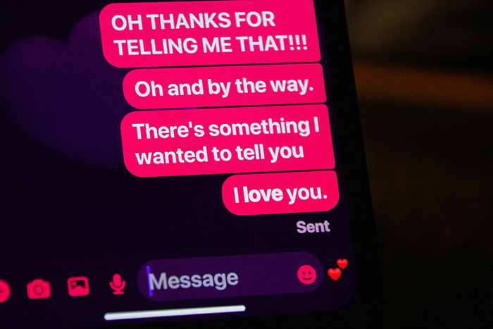 “Textlationships&rdquo;: Are We Replacing Real Intimacy With Constant Messaging?