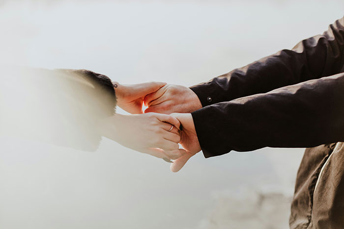 “Textlationships&rdquo;: Are We Replacing Real Intimacy With Constant Messaging?