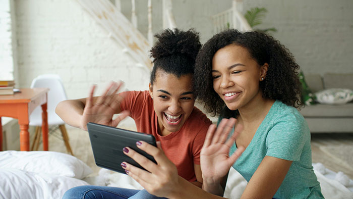“Textlationships&rdquo;: Are We Replacing Real Intimacy With Constant Messaging?