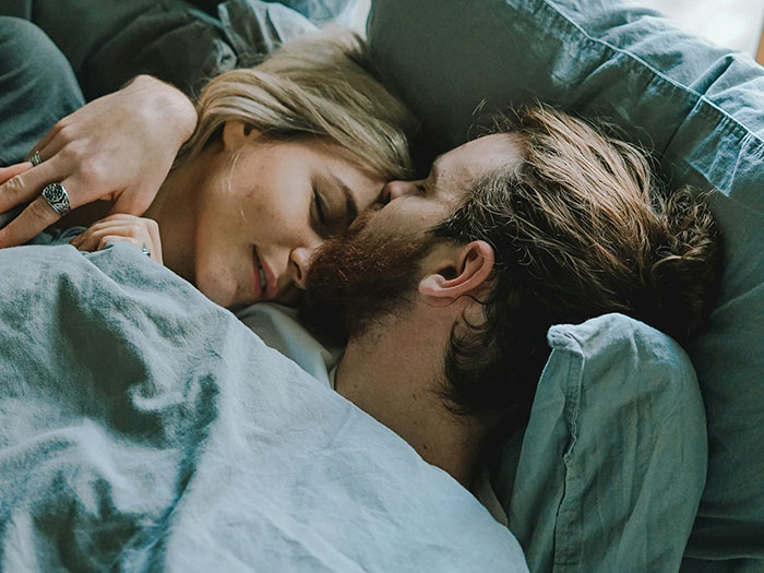 “Textlationships&rdquo;: Are We Replacing Real Intimacy With Constant Messaging?