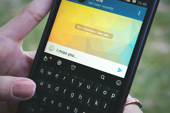 “Textlationships&rdquo;: Are We Replacing Real Intimacy With Constant Messaging?