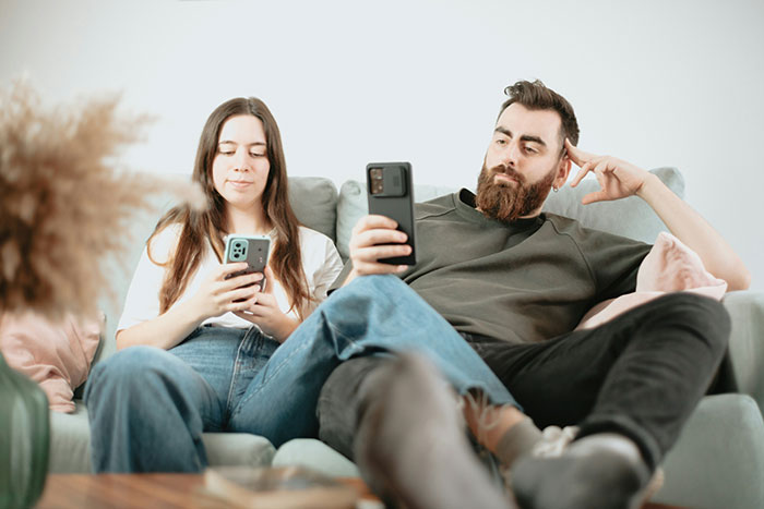 “Textlationships&rdquo;: Are We Replacing Real Intimacy With Constant Messaging?