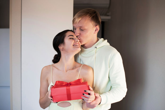 Woman Thinks Wealthy BF Humiliated Her With Cheap Bracelet, Learns Failed Surprise Was Behind It