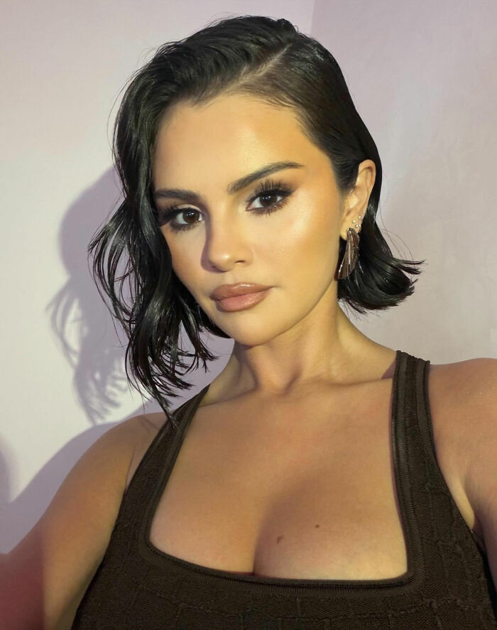 Selena Gomez’s New Photo Reveals Surprising Plastic Surgery, Fans Claim
