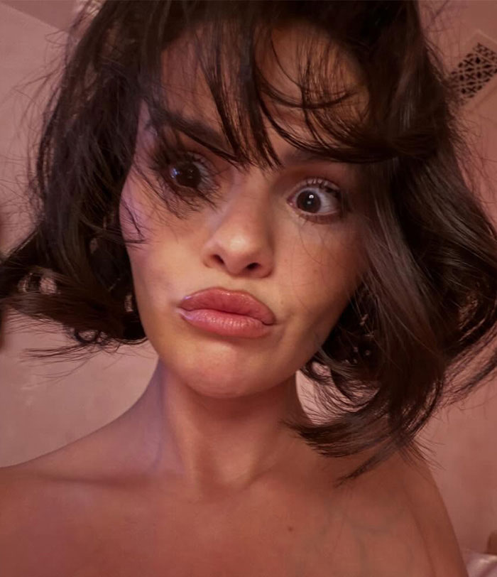 Selena Gomez’s New Photo Reveals Surprising Plastic Surgery, Fans Claim