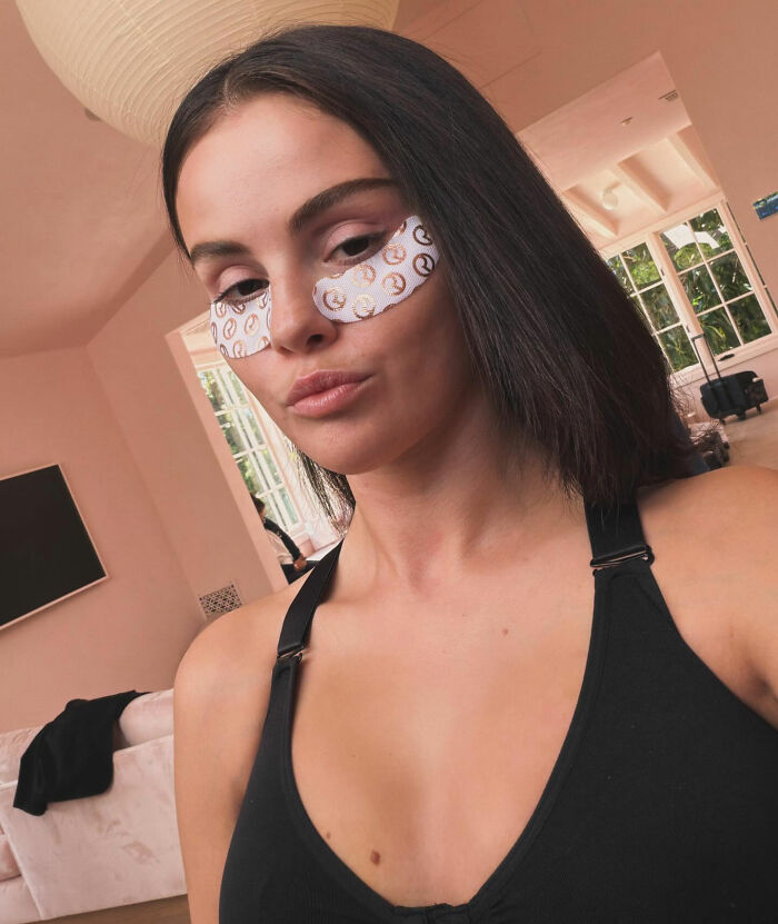 Selena Gomez’s New Photo Reveals Surprising Plastic Surgery, Fans Claim
