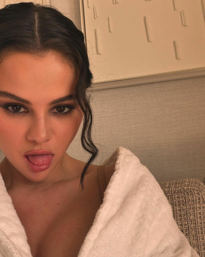 Selena Gomez’s New Photo Reveals Surprising Plastic Surgery, Fans Claim