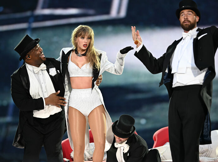 “Why Can’t She Ever Let Other People Shine”: Taylor Swift Accused Of Sabotaging Ariana Grande With Subtle Move