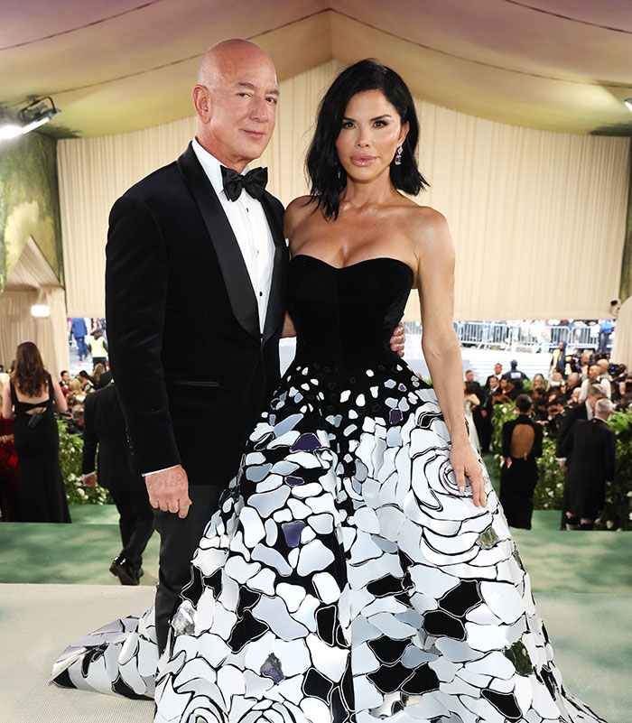 Hilarious Sign Mocking Jeff Bezos Outside Met Gala Hailed As “Iconic”