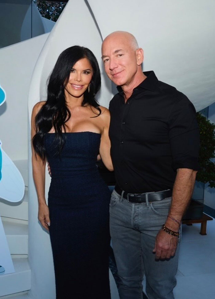 Hilarious Sign Mocking Jeff Bezos Outside Met Gala Hailed As “Iconic”