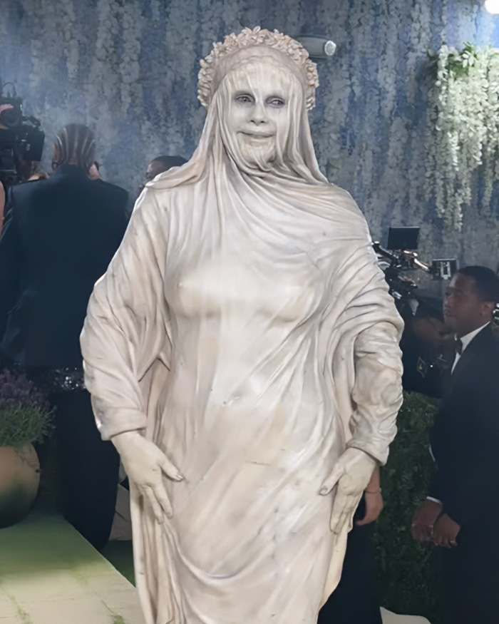 “Genuinely Disturbing”: Heidi Klum&rsquo;s Met Gala Outfit Slammed As Fans Mock Her Transformation