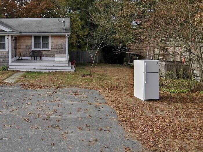 “The Unquestionable Futility Of Existence?”: 79 Of The Wildest Real Estate Listings That Made It To The Market (New Pics)