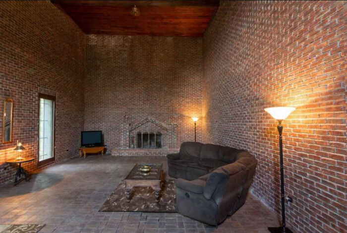 “The Unquestionable Futility Of Existence?”: 79 Of The Wildest Real Estate Listings That Made It To The Market (New Pics)