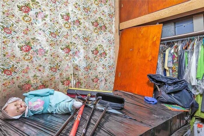 “The Unquestionable Futility Of Existence?”: 79 Of The Wildest Real Estate Listings That Made It To The Market (New Pics)