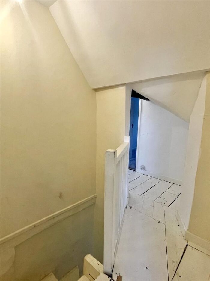 “The Unquestionable Futility Of Existence?”: 79 Of The Wildest Real Estate Listings That Made It To The Market (New Pics)