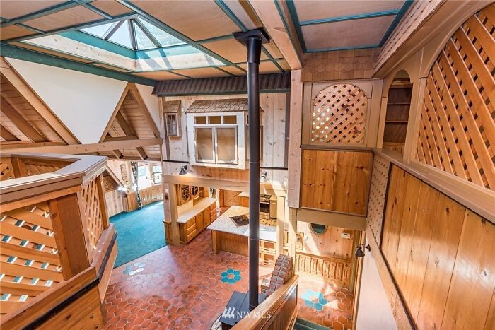 “The Unquestionable Futility Of Existence?”: 79 Of The Wildest Real Estate Listings That Made It To The Market (New Pics)