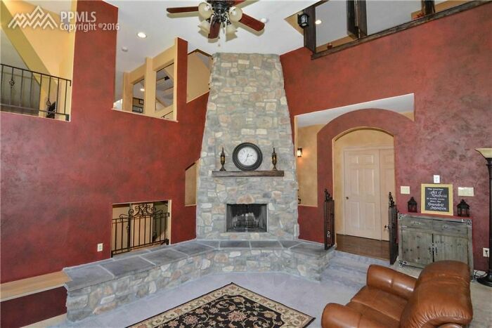 “The Unquestionable Futility Of Existence?”: 79 Of The Wildest Real Estate Listings That Made It To The Market (New Pics)