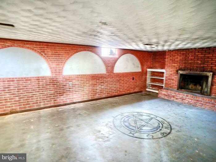 “The Unquestionable Futility Of Existence?”: 79 Of The Wildest Real Estate Listings That Made It To The Market (New Pics)