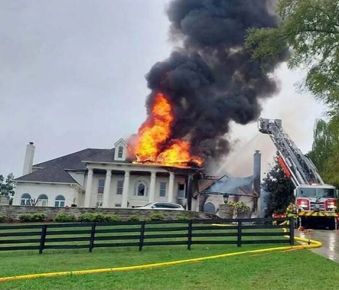 “The Unquestionable Futility Of Existence?”: 79 Of The Wildest Real Estate Listings That Made It To The Market (New Pics)