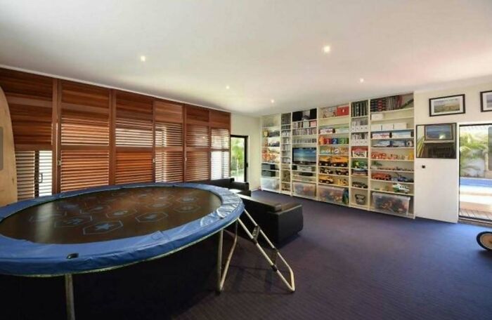 “The Unquestionable Futility Of Existence?”: 79 Of The Wildest Real Estate Listings That Made It To The Market (New Pics)