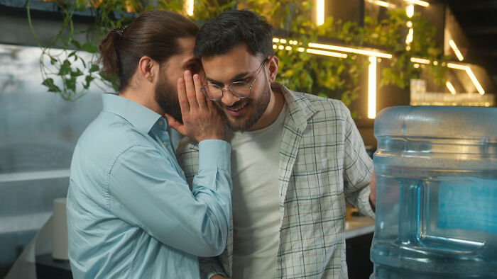 30 Tiny Red Flags That People Say Reveal More About Someone Than You&rsquo;d Expect