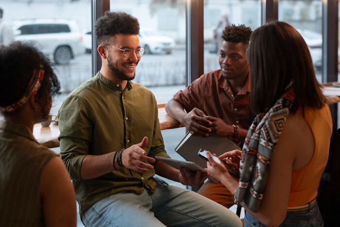 30 Tiny Red Flags That People Say Reveal More About Someone Than You&rsquo;d Expect