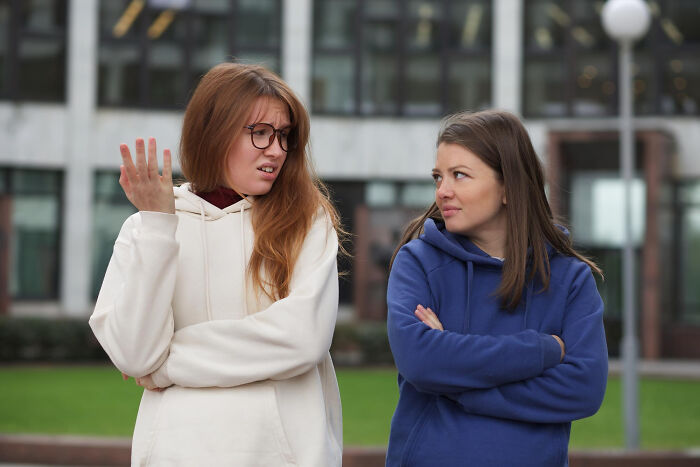 30 Tiny Red Flags That People Say Reveal More About Someone Than You&rsquo;d Expect