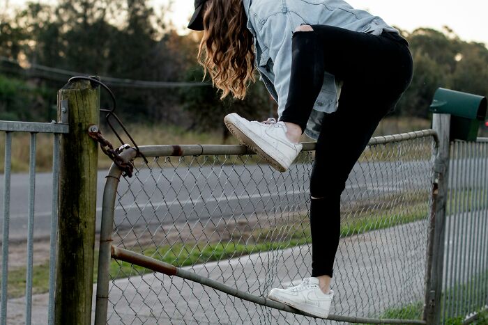 30 Tiny Red Flags That People Say Reveal More About Someone Than You&rsquo;d Expect
