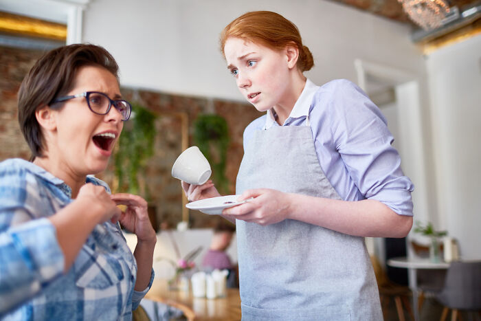 30 Tiny Red Flags That People Say Reveal More About Someone Than You&rsquo;d Expect