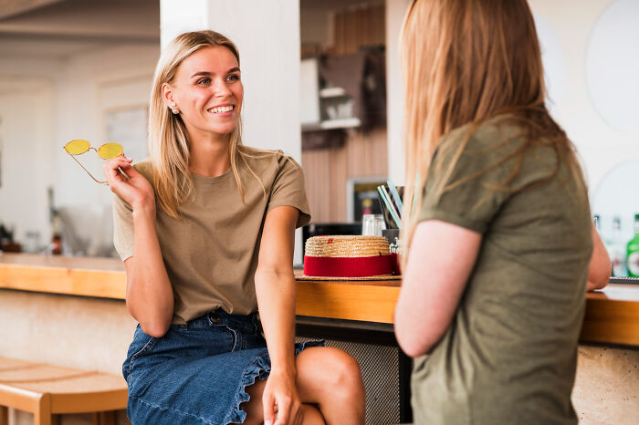 30 Tiny Red Flags That People Say Reveal More About Someone Than You&rsquo;d Expect