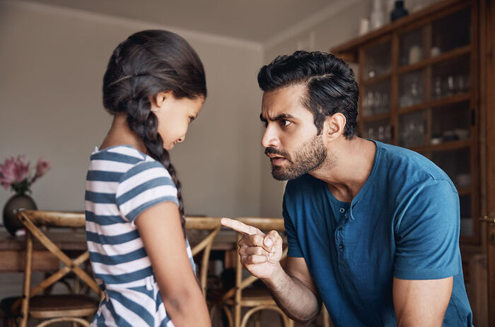 30 Tiny Red Flags That People Say Reveal More About Someone Than You&rsquo;d Expect